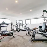 Condo With Amenities Sleeps 8 Roof Pool Gym