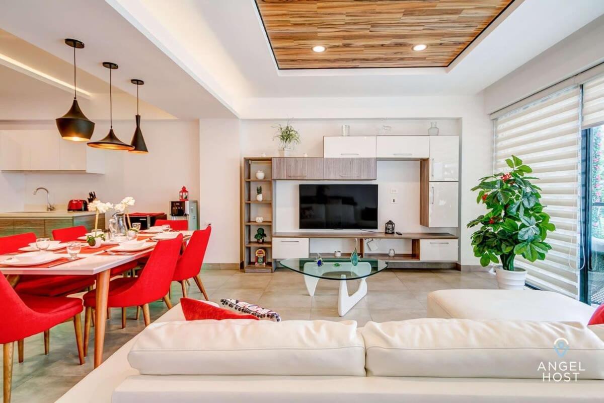 With Amenities Sleeps 8 Roof Pool Gym *