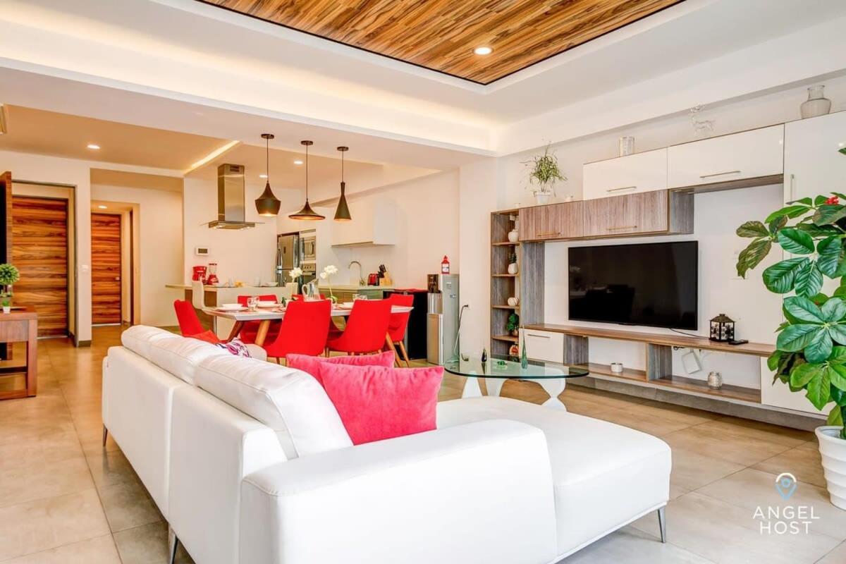 With Amenities Sleeps 8 Roof Pool Gym *