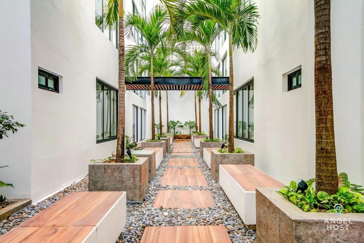 With Amenities Sleeps 8 Roof Pool Gym