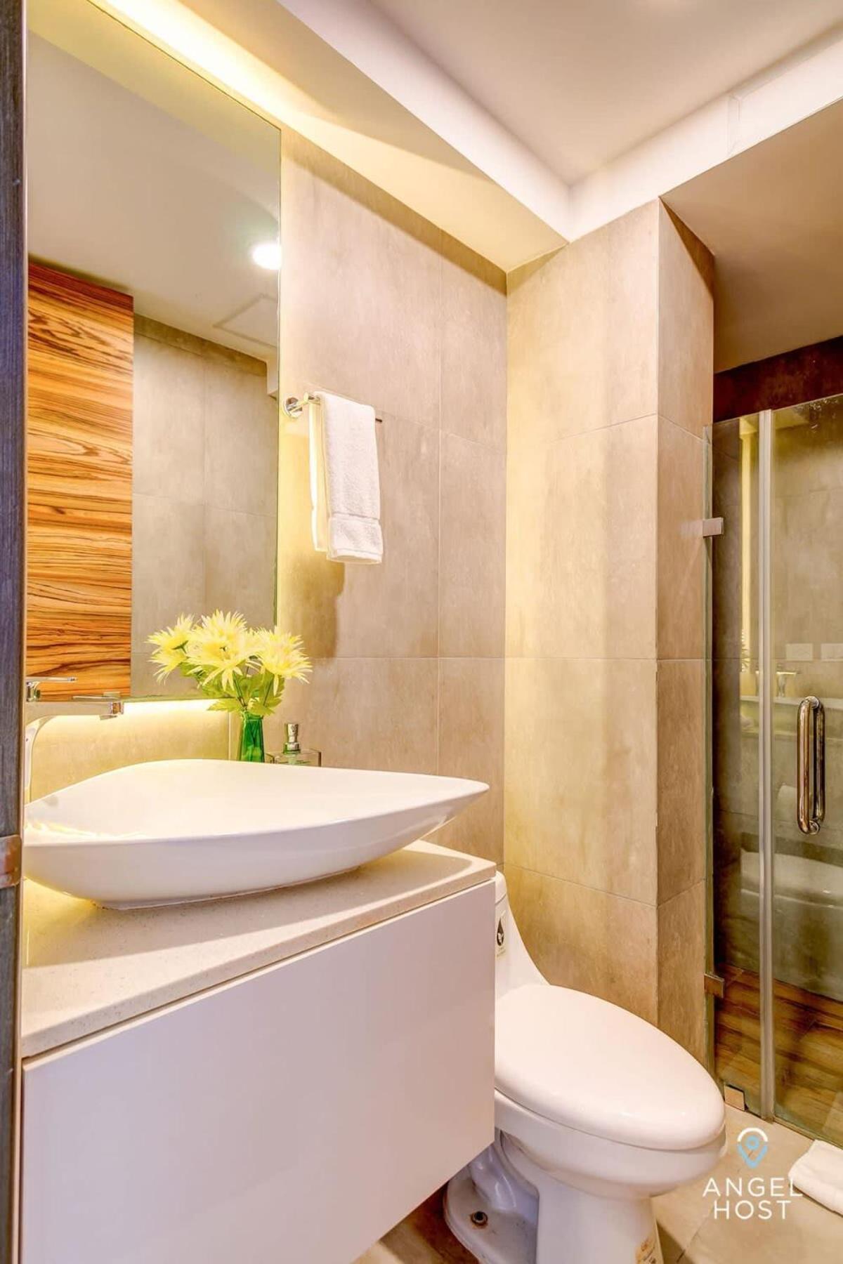 With Amenities Sleeps 8 Roof Pool Gym *